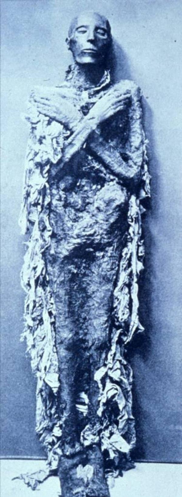 17. Akhenaton, M.Ö. 1332 yılında şüpheli bir şekilde ölüyor. Ölümü konusunda halen net bir bilgi veya kanıt bulunamadı. Mezarının yeri de bilinmiyor.