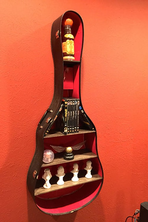 Kullanmadığınız gitar kutusundan eviniz için harika bir duvar rafı yapabilirsiniz.