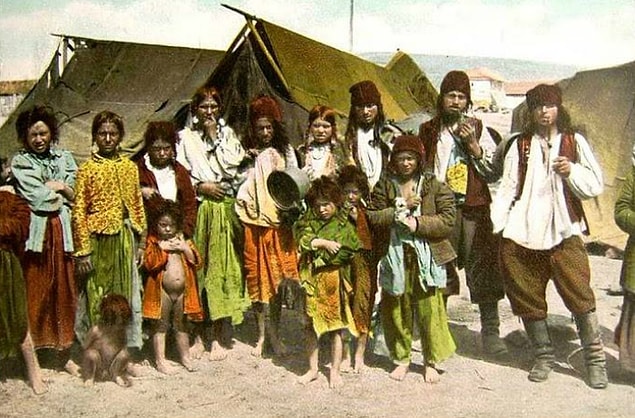 8. 1700’lü yılların başında Avusturya’da İmparator ise, tüm Roman erkeklerinin mahkemesiz idam edilmesini, çocuk ve kadınların ise sakat bırakılmasını öngören bir yasa çıkarır.