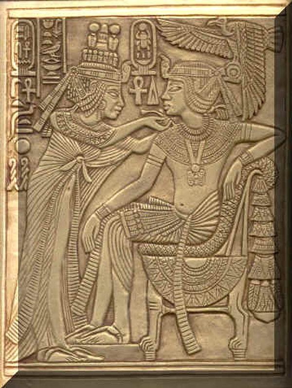 2. Mısır’a tek tanrılı dini yaymaya çalışan, Aton dininin kurucusu Akhenaton’dan sonra ülkenin başına geçen Tutankhaton, bir iddaya göre Kraliçe Nefertiti’nin kızı olan Prenses Ankhesenamen ile evlenerek tahta çıkma hakkı elde etti.
