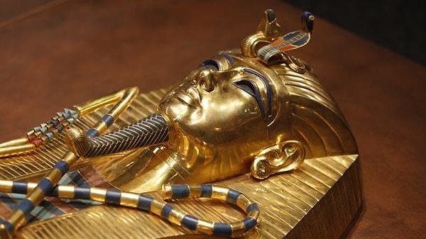 13. Bir diğer iddia ise Tutankhamon’un bir at arabası çarpması sonucu başını yere vurarak hayatını kaybettiğidir.