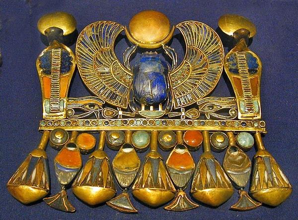 18. 1996 yılında, Mısır Medeniyetler Müzesi’nde araştırma yapan İtalyan arkeolog De Michele, kolyenin Mısır uygarlığından dahi çok daha önce yapıldığını ortaya çıkarmıştır.