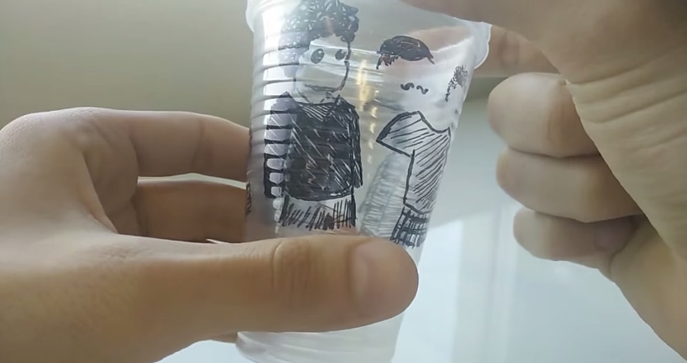 Şeffaf Bardaklarla Kıyafet Giydirmeyi Farklı Bir Boyuta Taşıyan Adam