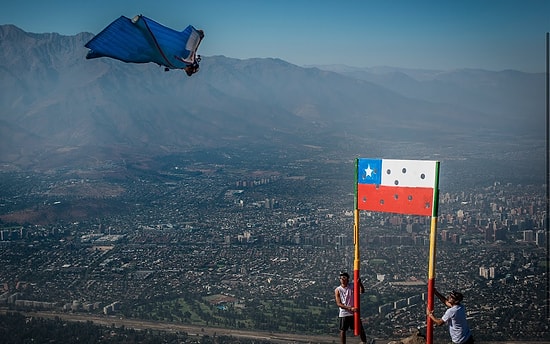 Wingsuit Yaparak Çılgınca Uçan Adamın Yerdeki Şili Bayrağını Parçalaması