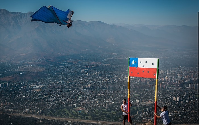 Wingsuit Yaparak Çılgınca Uçan Adamın Yerdeki Şili Bayrağını Parçalaması