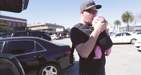 Oyuncak Bebeği Alkol Matarası Niyetine Kullanan Uyanık Adam