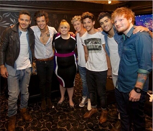 One Direction grubuyla da arası çok iyi. Bu zamana kadar gruba 3 tane şarkı vermiş. Şarkılardan biri grubun klipte çekmiş olduğu 'Little Things' adlı parça.