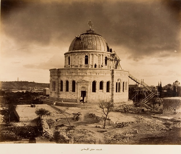 Kudüs sendromu da yine literatüre geçen bir başka ilginç rahatsızlık. Kudüs'ü ziyaret eden hacı ve turistlerden bazıları, buradaki kutsal atmosfere kendilerini kaptırıp, büyük bir dini lider olduklarına inanmaya başlıyor. Daha da ileri gidip kendini Mesih, Hz İsa ya da Hz Musa zannedenip, Kızıldeniz'i yarmaya çalışanlar da var!