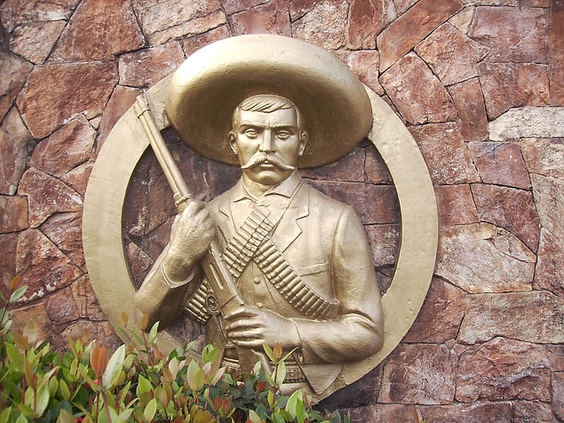 9. Zapata'nın diğer devrim liderlerinden farkı, entelektüel bir politikacı olmamasıydı, halkın arasından çıkmış, Meksika köylüsü, eğitimsiz ama zeki bir liderdi.