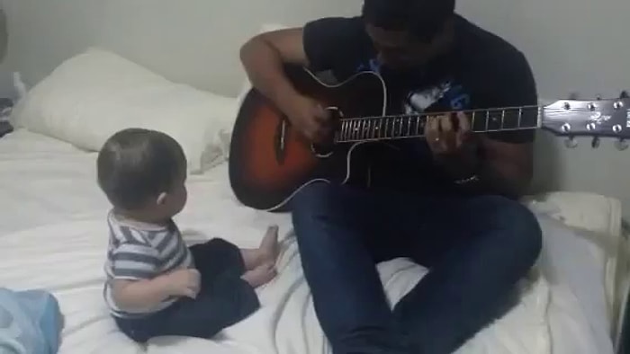 Babasının Gitar Çalışına Fütursuzca Gülen Bebek