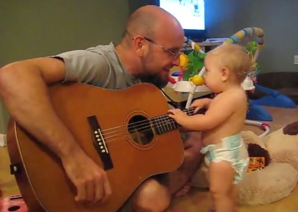 Babasının Çaldığı Gitarla Rock'a Bağlayıp Çılgınca Kafa Sallayan Bebek