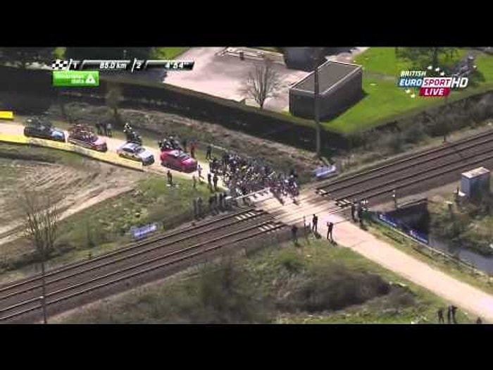 Paris'te Yüksek Hızlı Trene Çarpmaktan Kıl Payı Kurtulan Bisikletçiler