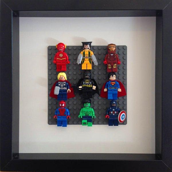 2. Duvarına Lego süperkahramanlardan oluşan çerçeve asın