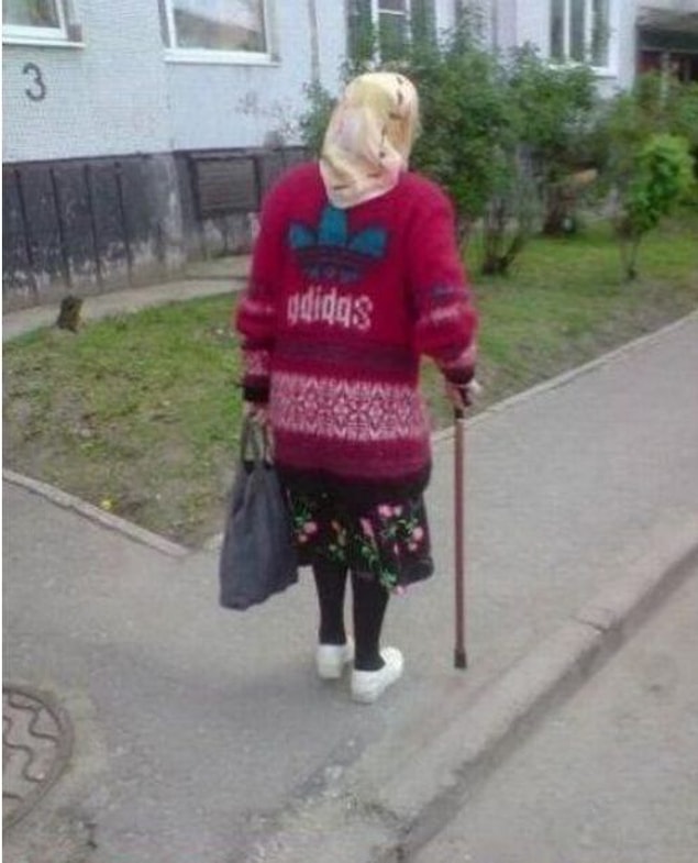 19. Nineeeem sen de mi adidas giyiyon nineem! Ninem gençlere özenmiş kendine örmüş canım ninem