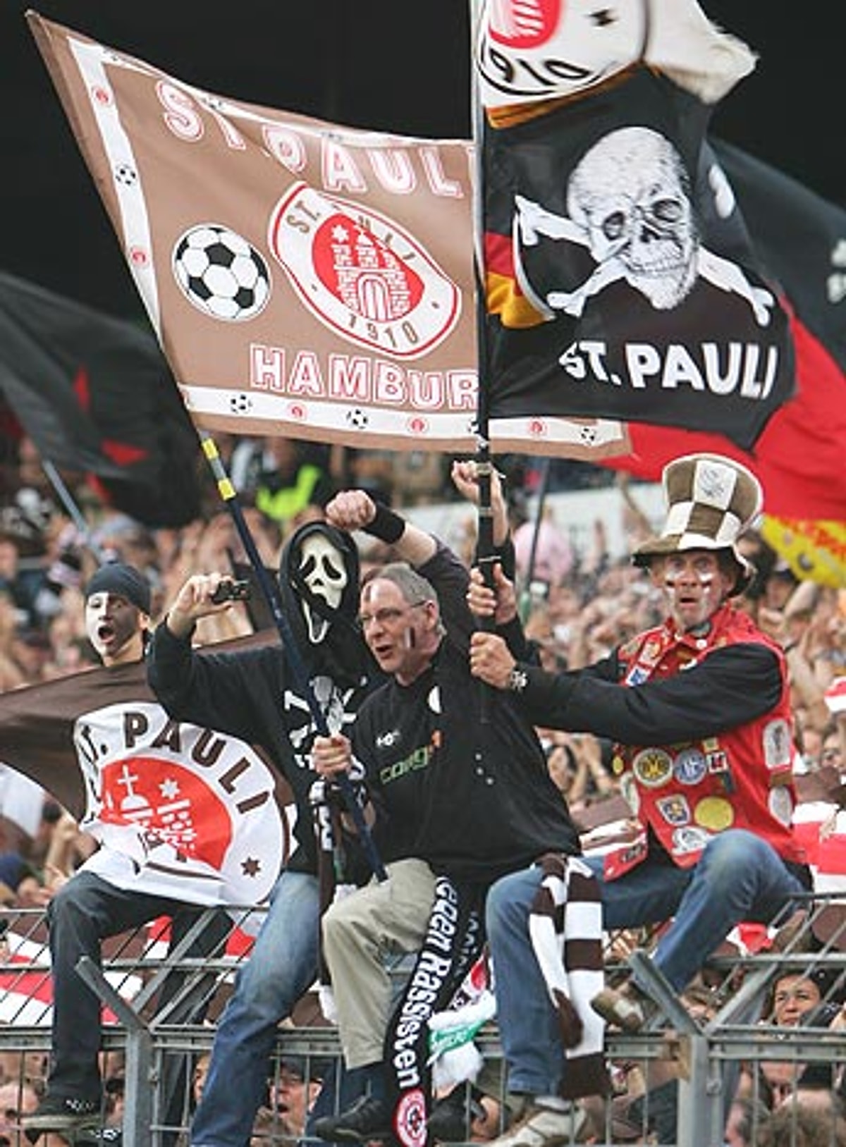 Санкт паули. St Pauli антифа. FC Pauli. Санкт Паули ФК фанаты. St Pauli футбольный клуб.