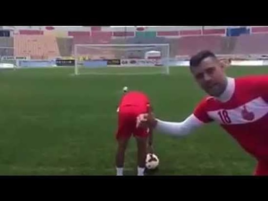 Topun Etrafında 13 Kez Döndükten Sonra Gol Atmaya Çalışmak