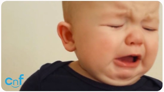 Babası Şarkı Söyledikçe Duygusallaşıp Ağlayan Bebek