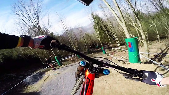 Taşlı Dar Dağ Yolunda Çılgınca Bisiklet Süren Adrenalin Bağımlısı Adamlar