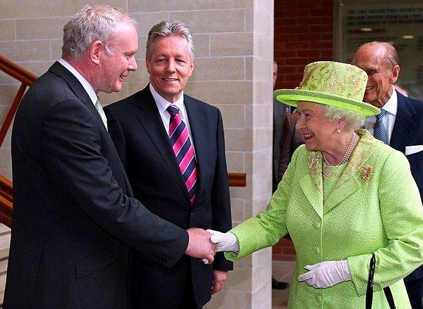 9. Kraliçe II. Elizabeth - Kuzey İrlanda'nın ilk Başbakanı Martin McGuinness, Lirik Tiyatro, 27 Haziran 2012