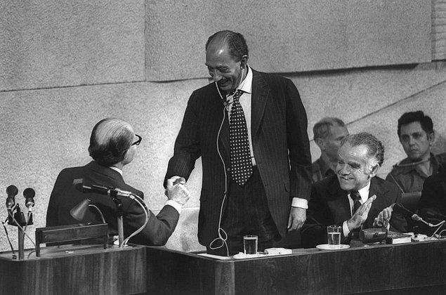 10. Mısır başkanı Enver Sedat ve İsrail Likud partisi lideri Menachem Begin, 20 Kasım 1977