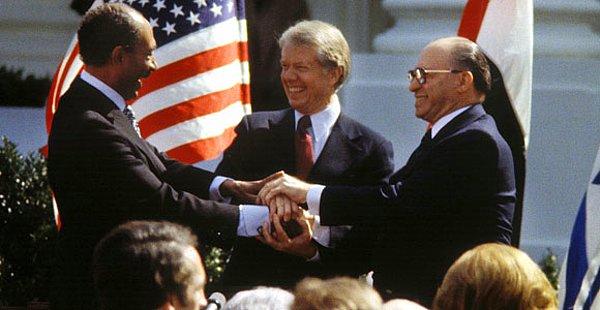 Aynı ikili bu sefer 26 Mart 1979'da ABD başkanı Jimmy Carter’ın aracılığıyla Camp David'de buluşuyor.