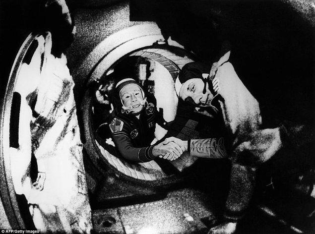 17. Soyuz kumandanı Alexei Leonov (sol) ve Apollo kumandanı Thomas Stafford (sağ) el sıkışıyor, 17 Temmuz 1975
