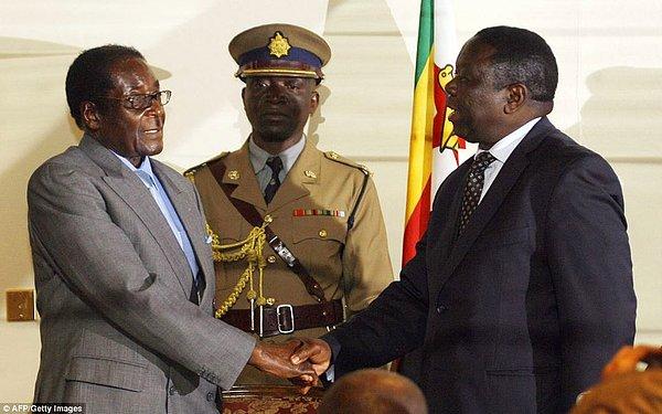 15. Zimbabve Başkanı Robert Mugabe (sol) Demokratik Değişim Hareketi Lideri Morgan Tsvangirai ile Harare'de el sıkışıyor.