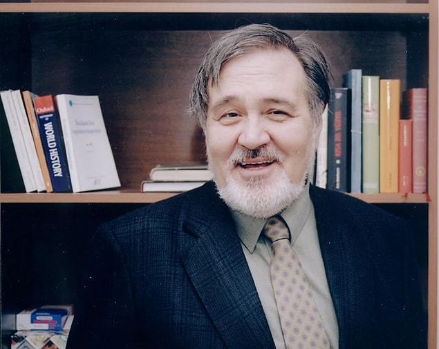17. “Kendisi İngilizce bilmediği gibi, Türkçe de bilmiyor. Yaşadığı bir toplumun kültüründen haberi olmayan bir yazar, Nobel de alsa doğru eserler ortaya koymaz."