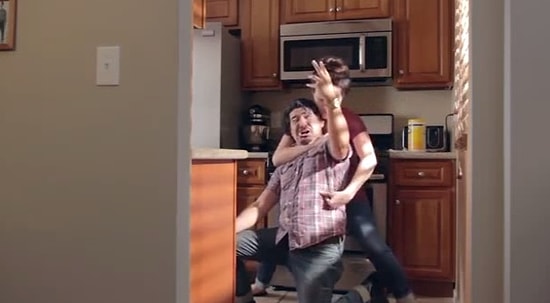 Çiftlerin Birbirine Garip Şekillerdeki Sevgi Gösterisi