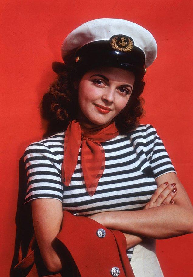 5. "Navy" yani denizci modası kadınlar tarafından yeni yeni keşfedilmiş, şimdi ise bol bol lacivert, beyaz ve kırmızıyı beraber görebiliriz her yerde.