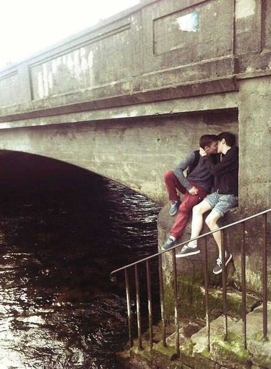поцелуй на мосту