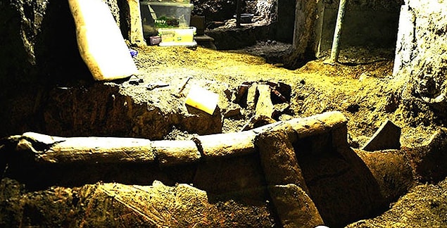 Beyoğlu İstiklal Caddesi’nde İtalya’nın ünlü ulusal kahramanı Giuseppe Garibaldi adı ile bilinen binanın restorasyonunda Bizans dönemine ait 8 mezar bulundu. Uzmanlara göre Pera’da ilk kez bu tür mezarlara rastlanıyor.