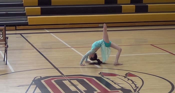 8 Yaşındaki Engelli Kızdan İnanılmaz Dans Gösterisi