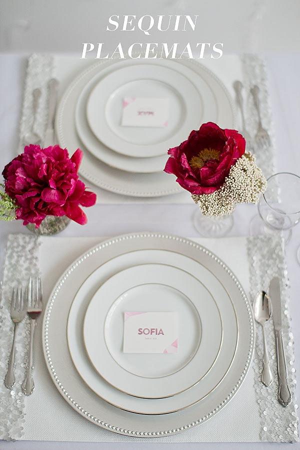 18. Masa numaraları ve isim tutucular için çok geç kaldıysanız tabakların üzerlerine sevimli kağıtlarla isimler yazıp koyabilirsiniz.