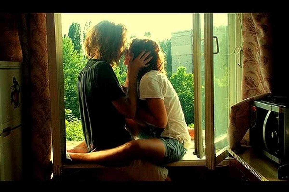 Целоваться сидя на парне. Влюбленные на подоконнике. Влюбленные у окна. Парень и девушка на подоконнике. Парень с девушкой у окна.
