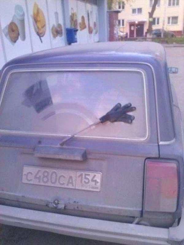 Aracının arka camına silecek lastiği almak yerine böyle temizlemeyi tercih etmiş bu sürücü