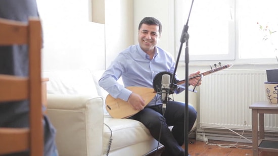 Demirtaş Seçim Şarkısı İçin Bağlama Çaldı