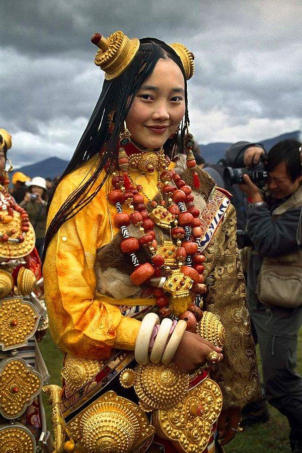 1- Tibetli kadınlar soğuktan ‘Chuba’ isimli kaftan ile korunuyorlar