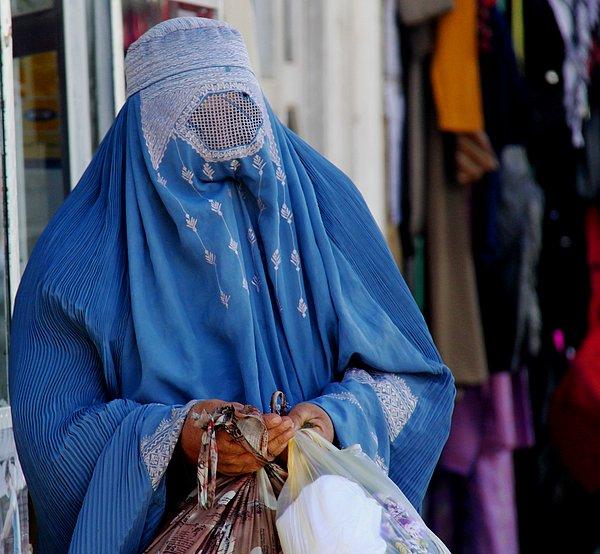 3- Afgan kadınların giydiği tesettür kıyafeti ‘Burka’nın Fransa ve İtalya’da giyilmesi yasak