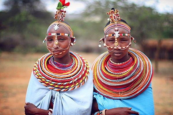 Masai’nin kadınları takılarını sergilemek için saçlarını kazıyor