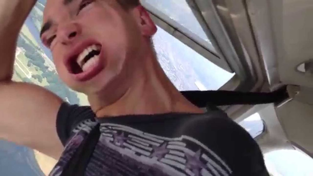 Uçak Camını Açıp Kafasını Çıkaran Ayarsız Ergen