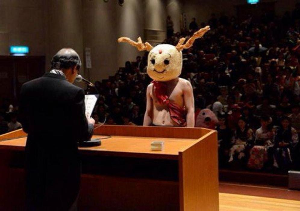 Mezuniyet Törenine Giderken Adeta Kıyafetleriyle İnsan Sağlığını Tehlikeye Atan 23 Japon