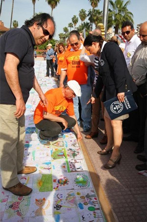 10. Adana Güney Rotary Kulübü üyeleri, Adana’da Portakalâ Çiceği Karnavalı’nda Japonya’ya ait dünyanın ‘en büyük barış resmi mozaiği’ rekorunu kırdı
