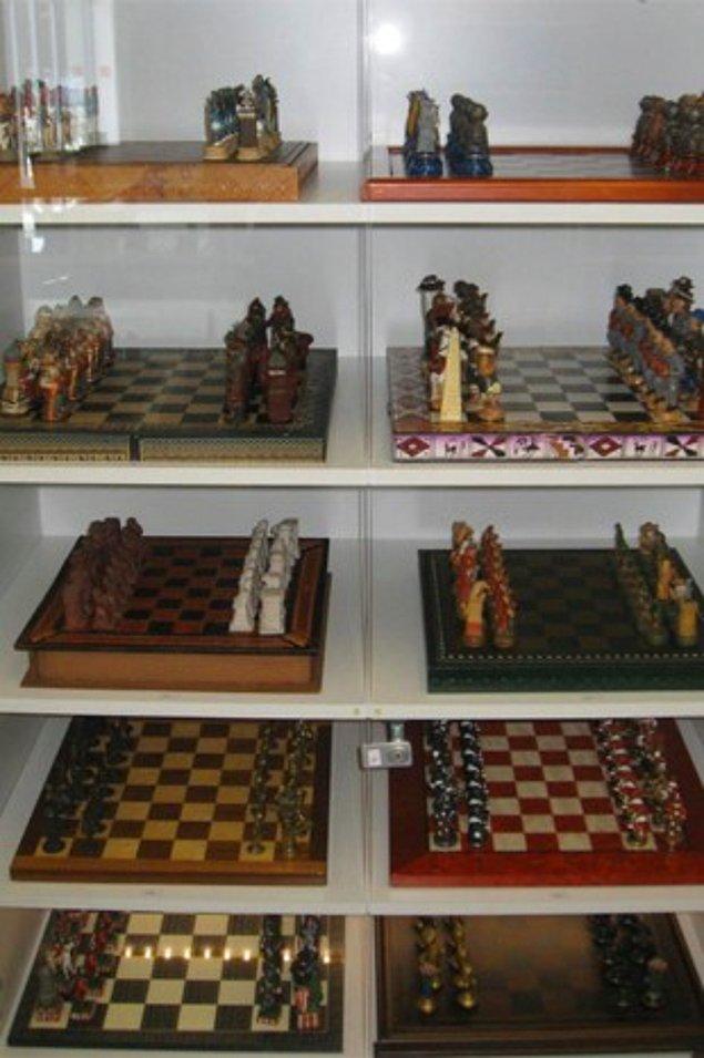 14. Akın Gökyay, 1975 yılından bu yana yaklaşık 90 ülkeden topladığı 412 satranç takımıyla, Guinness Dünya Rekorları’ndan sertifika aldı.