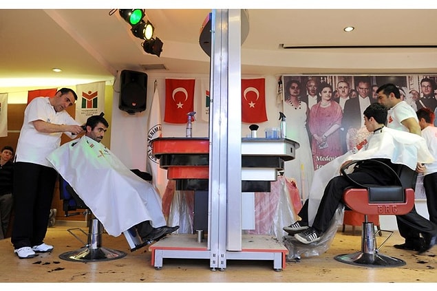 16. Erkek kuaförü Ercan Buyruk, bir günde 360 kişiyi traş ederek Guinness'e girdi.