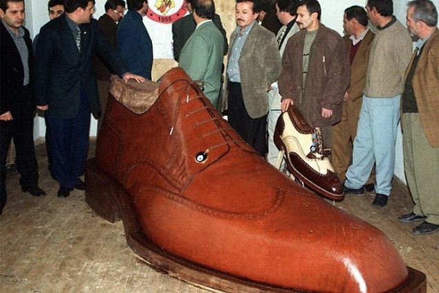 24. Konya’da ayakkabı ustası Zahit Okurlar tarafından imal edilen 455 numara ayakkabı, dünyanın en büyük ayakkabısı olarak Guinness Rekorlar Kitabı’na girdi.
