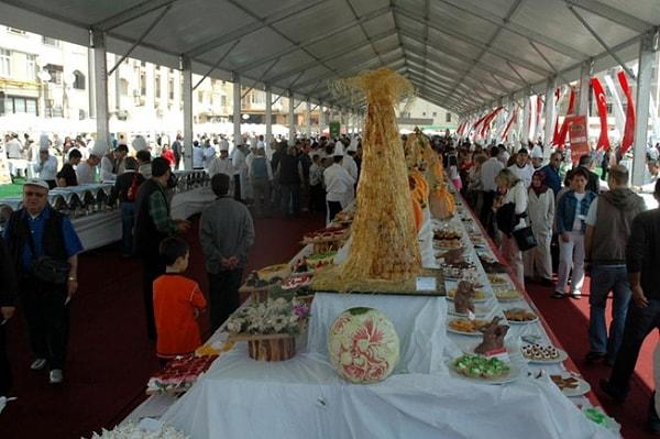 25. Kuşadası Profesyonel Aşçılar Derneği tarafından düzenlenen 5. Açık Büfe Yemek Festivali’nde hazırlanan bin 28 çeşit yemeğin yer aldığı açık büfe, Guinness Rekorlar Kitabı’na girdi.