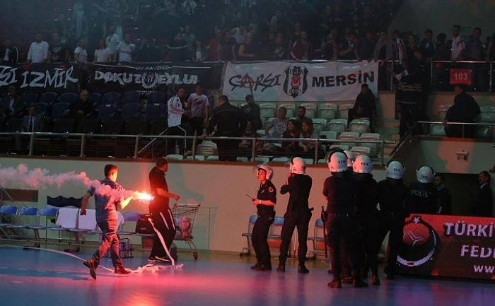 Beşiktaş-Fenerbahçe Maçında Seyirciler Salondan Çıkarıldı