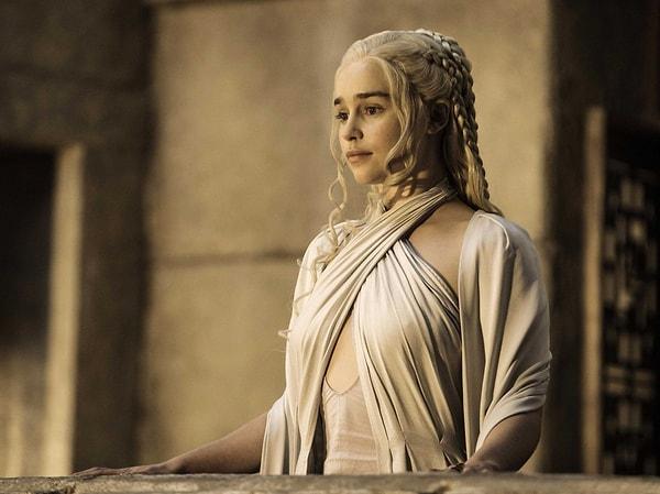 11. Emilia Clarke, Game of Thrones 1. sezonunda kendisinden beklenen çıplaklık miktarını beğenmediğini ve sonraki sezonlarda geri çekilip daha az talepte bulunmalarından gerçekten rahat hissetti.