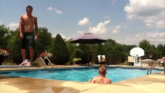 Tramplenden Ters Takla Atarak Ayağı ile Basket Atan Adam